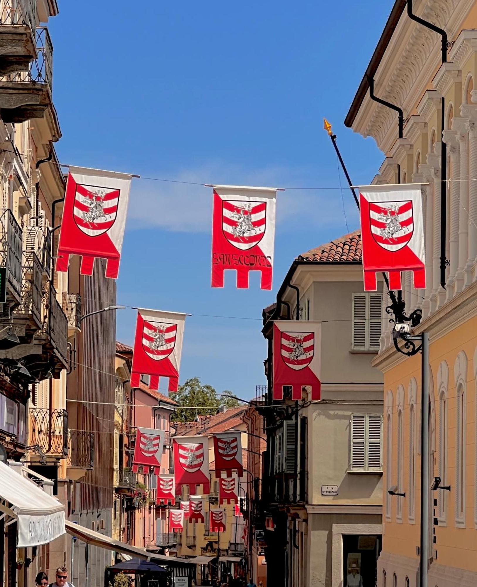Appartamento In Centro Storico "La Casa Di Cri" Asti Luaran gambar